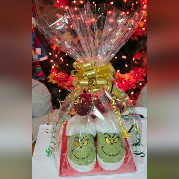 The Grinch Slippers - Picture 6 of 12